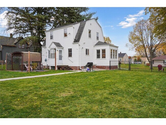 Building Photo - 1705 Ivy Ave E