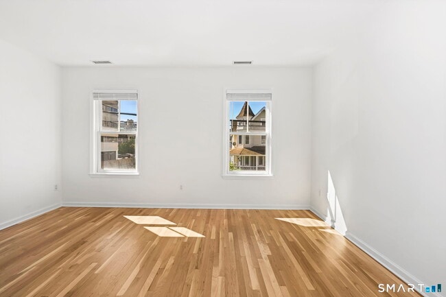 Building Photo - 17 Dolsen Pl
