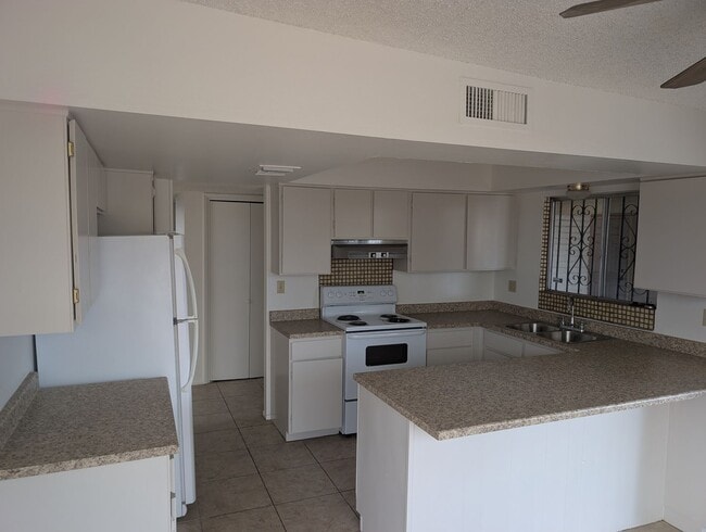 Building Photo - Comfortable West Side Rental