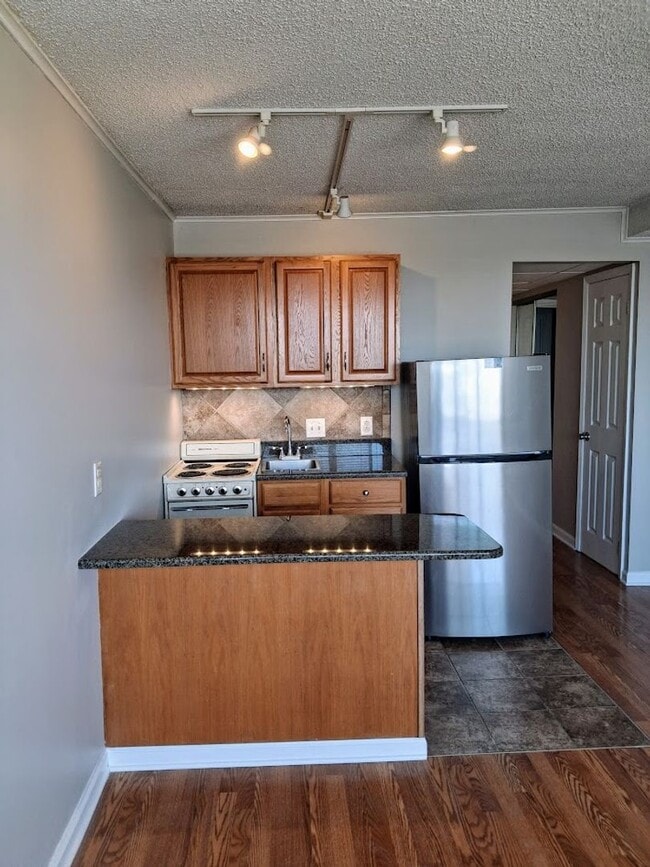 Building Photo - Fantastic deal on a great location!  This studio/1bath is available for EARLY MOVE IN at $1000/month