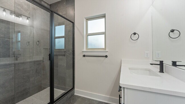 Building Photo - Modern 3BR Near Creekside Park