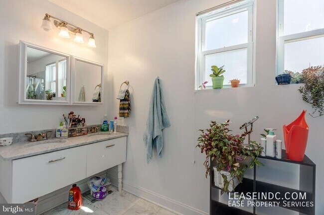 Building Photo - 604 Harvard St NW