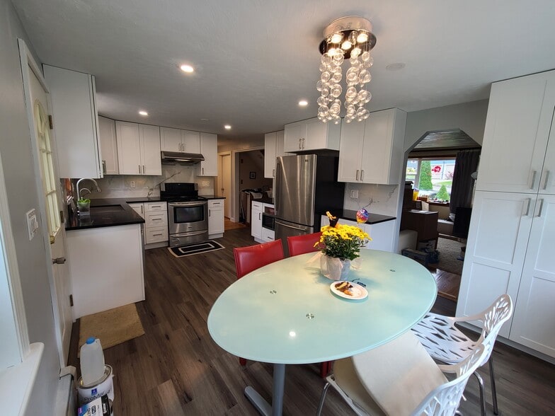 Kitchen - 55 Newport Ave