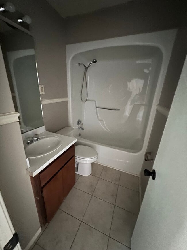 Building Photo - 2 Bed 1 Bath House