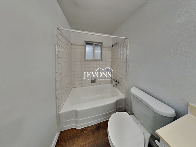 Building Photo - Charming 2-bedroom apartment just minutes from Pritchard Island Beach, with easy access to I-5