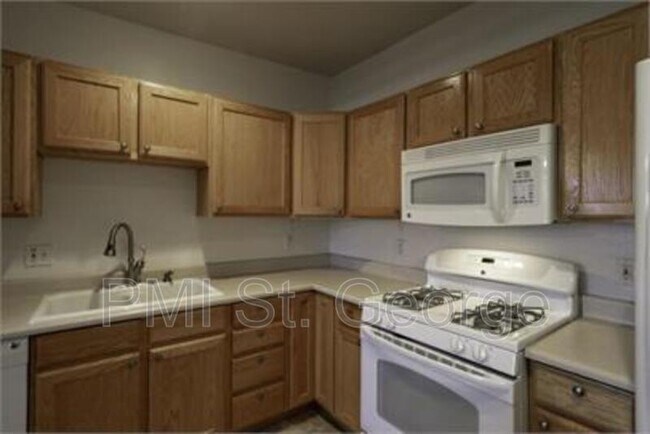 Building Photo - 35 E 600 S