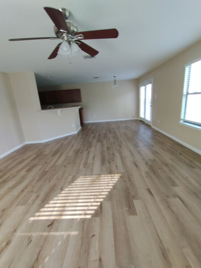 Building Photo - 2200 Weiss Ln
