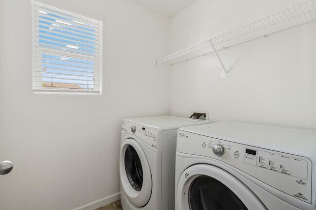 Building Photo - Newly Built 4/2.5 in Northwest Fresno Gate...