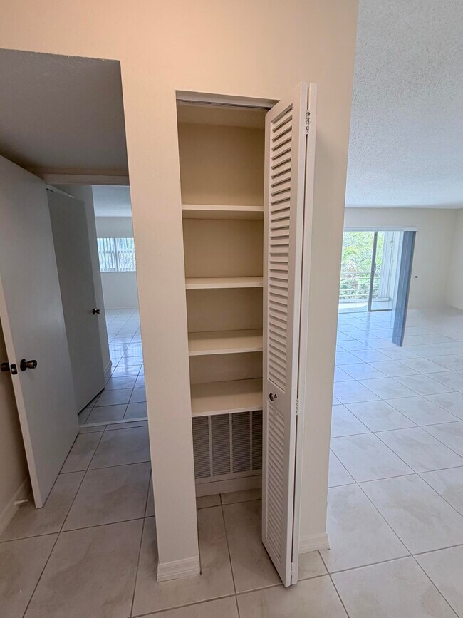 Building Photo - 1000 NE 14th Ave