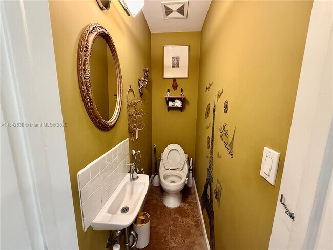 Building Photo - 544 San Lorenzo Ave