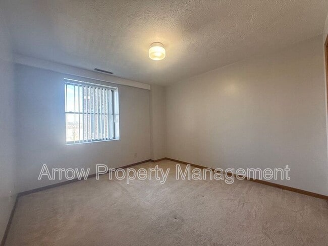 Building Photo - 208 E 5th St