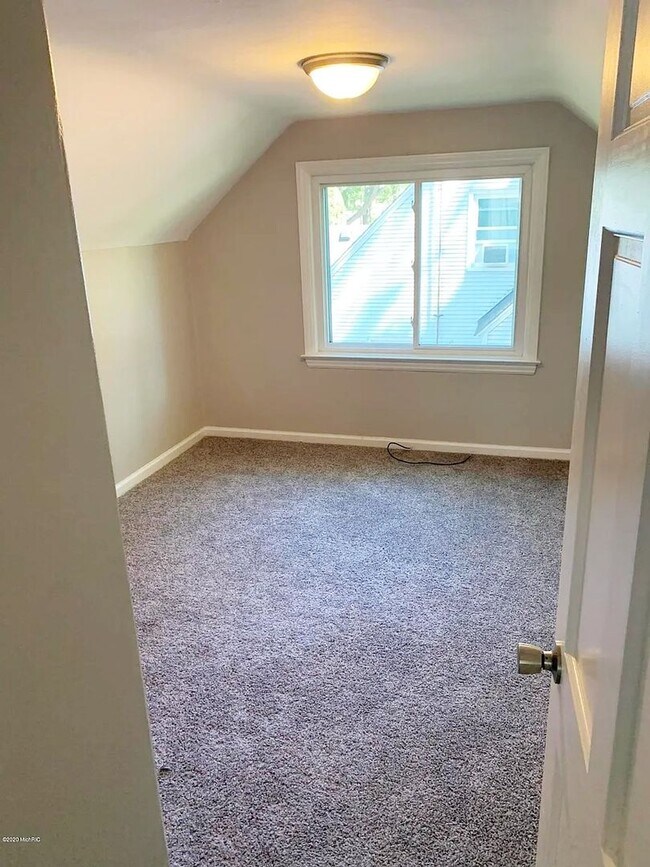 Building Photo - 3 Bedroom Home On Holland's North Side