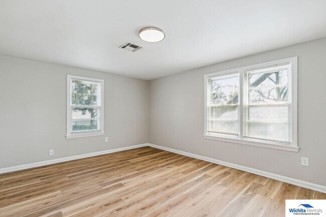 Building Photo - 802 S Everett St