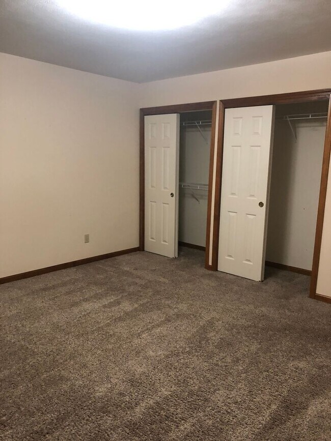 Building Photo - 2 Bedroom / 1.5 Bath Condo