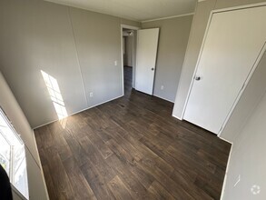 Building Photo - Newly updated 4bedroom/2 bathroom in Galla...