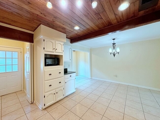 Building Photo - Custom Remodeled Townhome off Jefferson Hwy