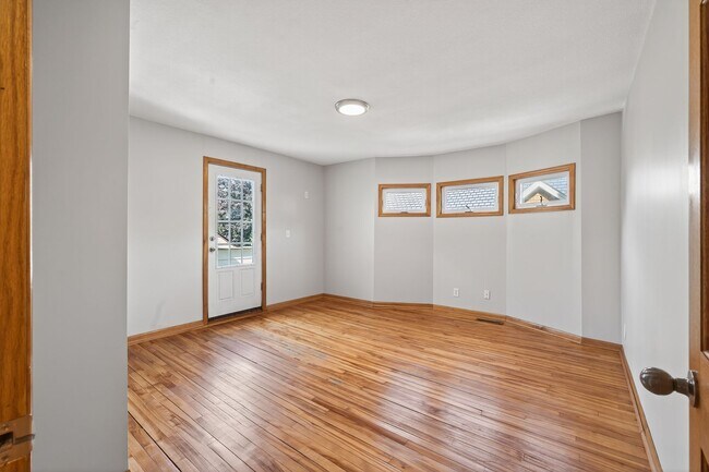 Building Photo - 6 month lease Spacious, 5bd, 2.5 renovated home in Midway!! AVAILABLE NOW