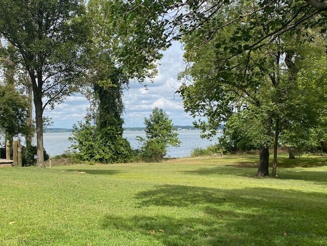 Building Photo - Riverside Drive