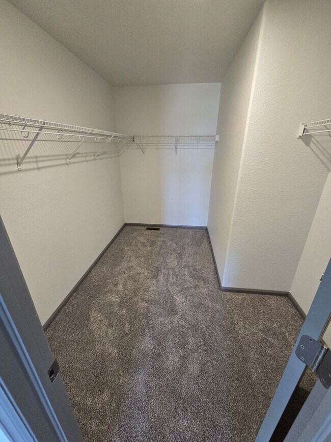 Building Photo - Spacious and Bright 4 Bedroom Home with Garage and Basement Now Available!