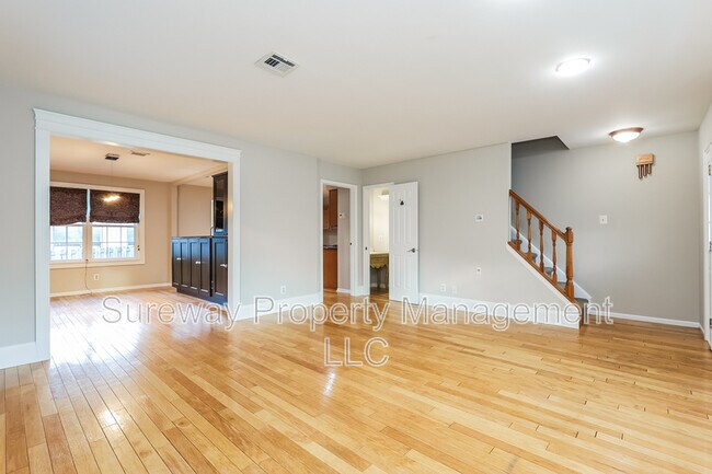 Building Photo - 5 Isa Ct