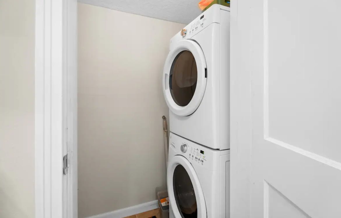 In house washer dryer unit. - 3512 Plum St