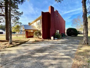 Building Photo - 701-703 Tracewood