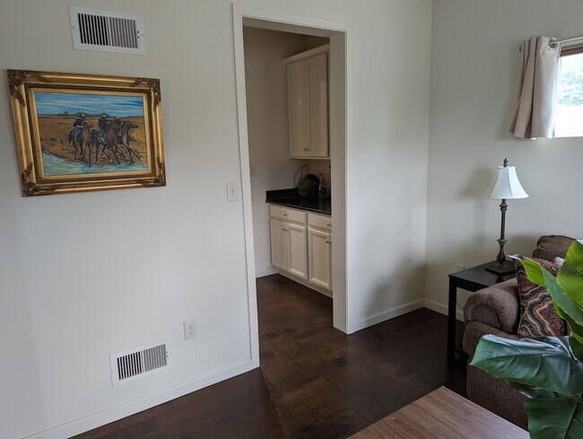 Building Photo - 5 Auction Dr