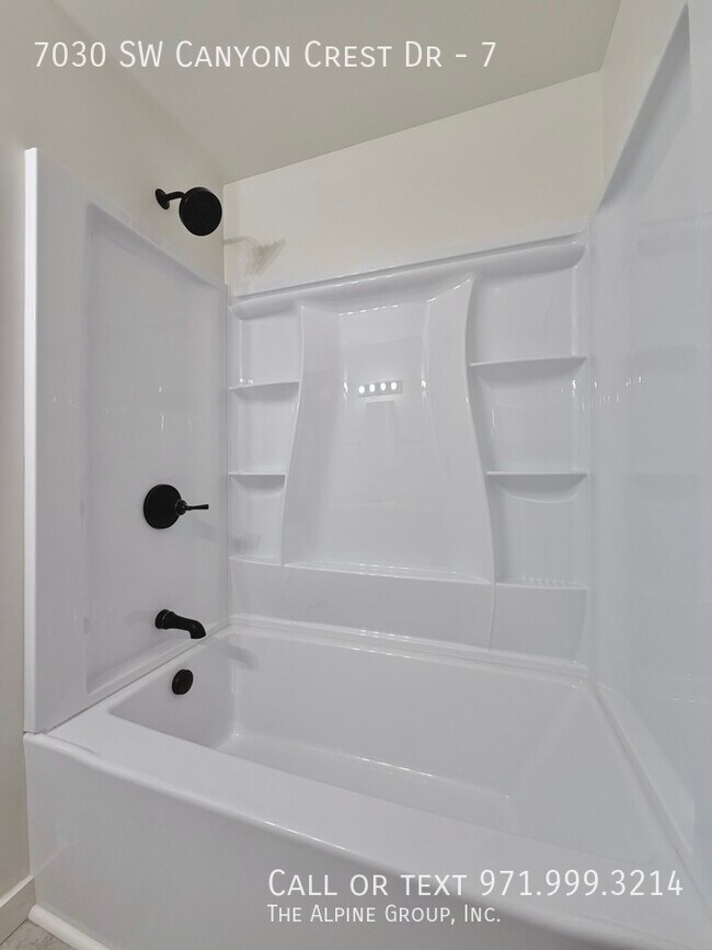 Building Photo - 7030 SW Canyon Crest Dr