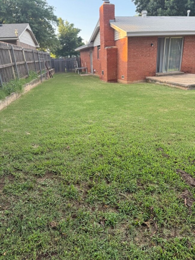 Building Photo - For Rent - Charming 3 bedroom home in Yukon!