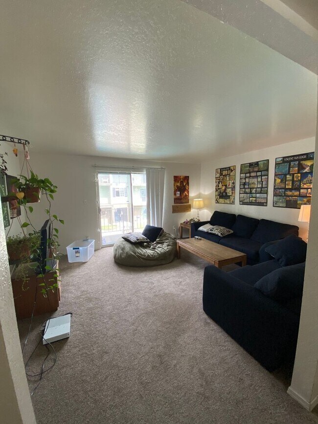 Building Photo - PRIVATE ROOM AVAILABLE NOW