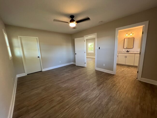 Primary bedroom - 1103 Ebinport Rd