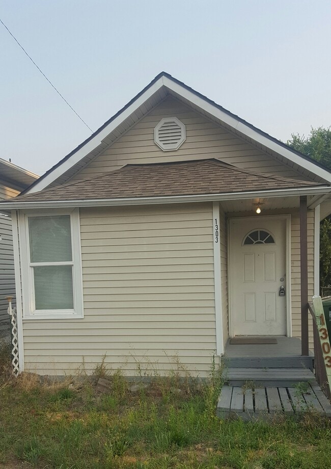Building Photo - This Charming 2 bed, 1 bath Single Family Home is available August 10th!!