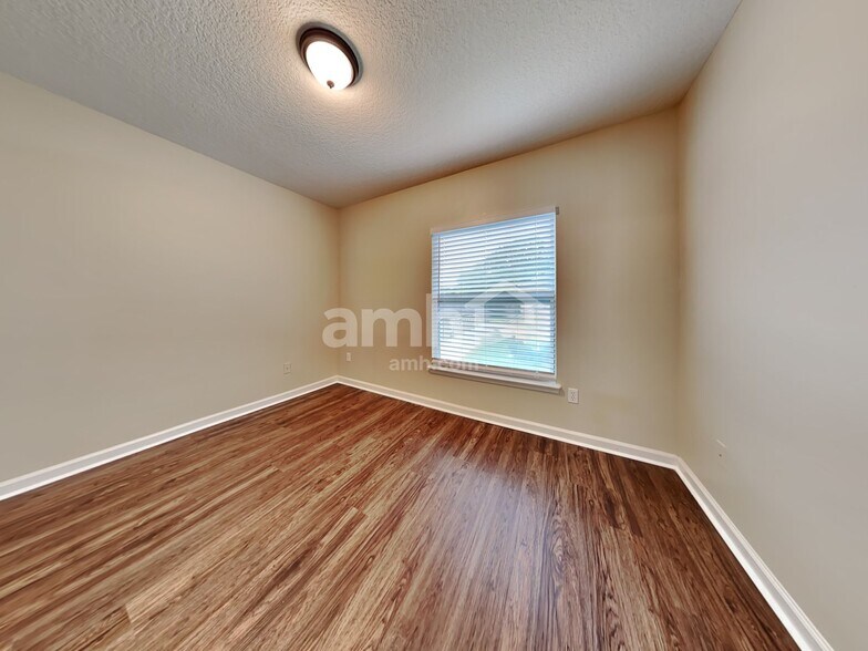 Building Photo - 890 Thoroughbred Dr