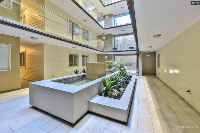 Building Photo - 1635 California St