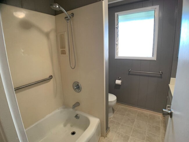 Building Photo - Moanalua Gardens (Honolulu) - Great Location - 3 bedroom home