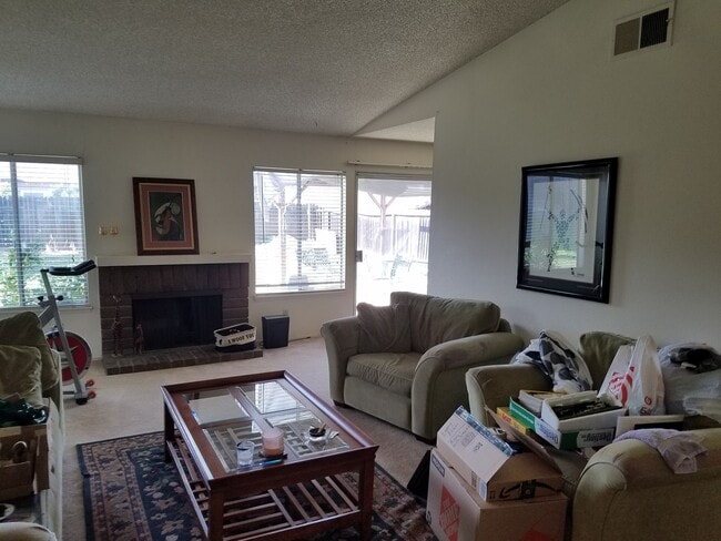 Building Photo - 4 Bedroom Single level