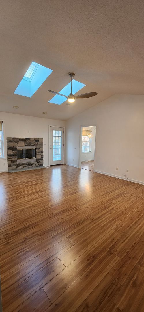 Building Photo - 3 bedroom / 2 bath Perfect location *Available for a 12 month lease* Unfurnished