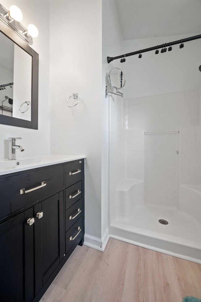 Building Photo - Townhouse, 2 bedroom, 2.5 baths in Yorktow...