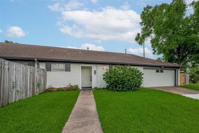 Building Photo - 605 Sorrento Dr