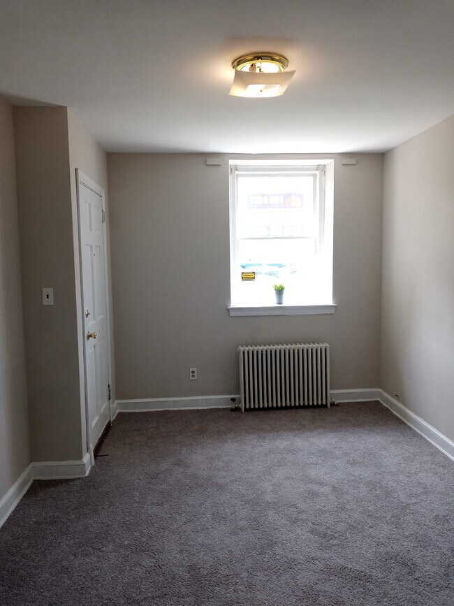 Building Photo - 715 Main St