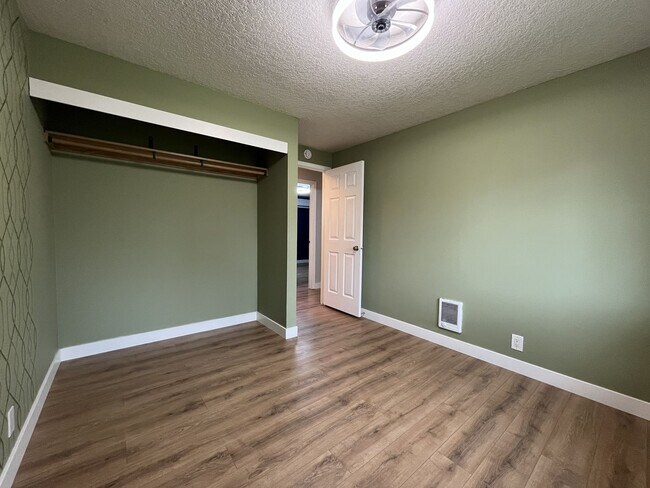 Building Photo - Beautifully Maintained Single-Level 3 Bedroom Home in North Plains Featuring Flexible Living Spac...