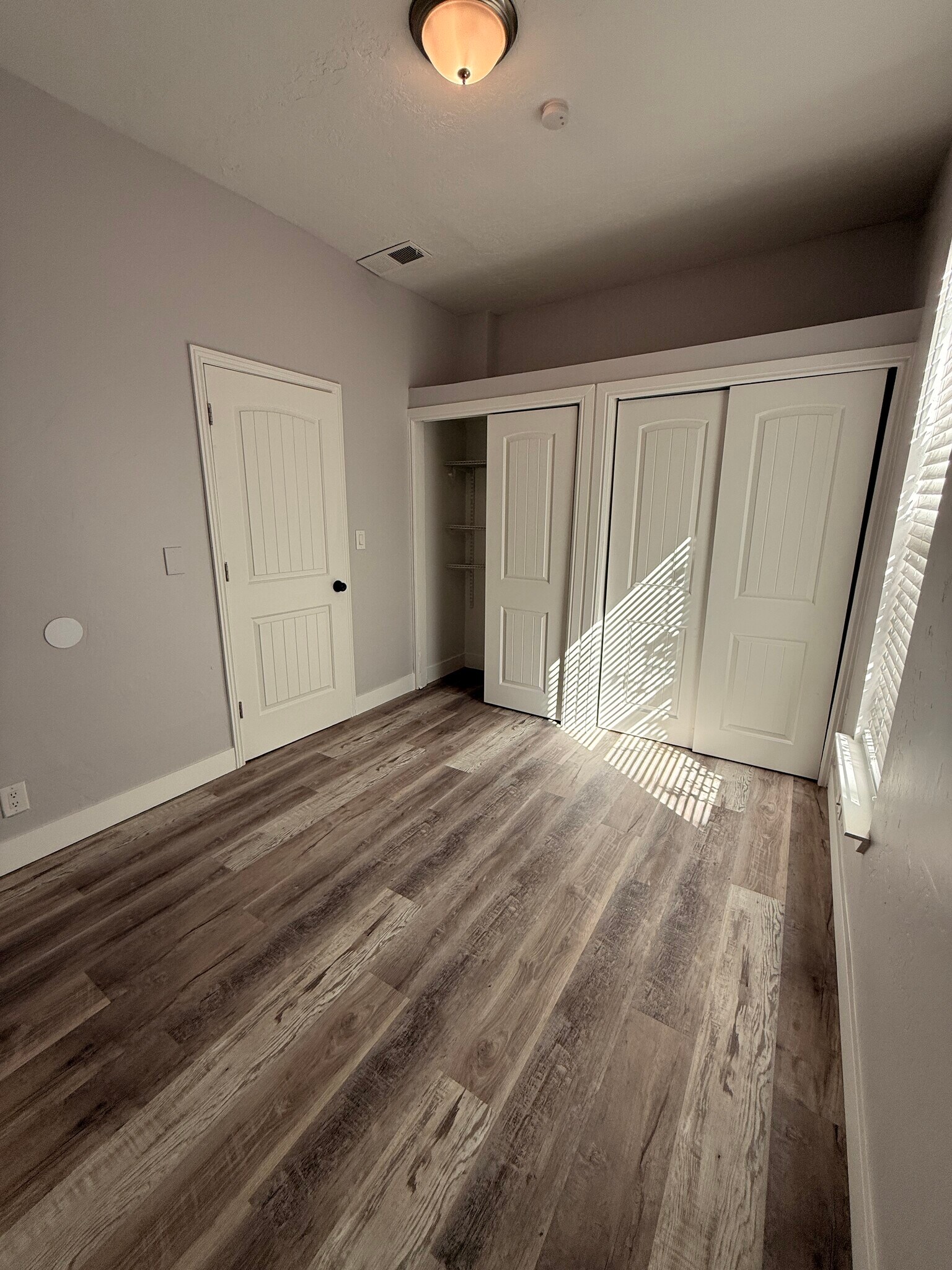 Building Photo - 1085 S 200 W
