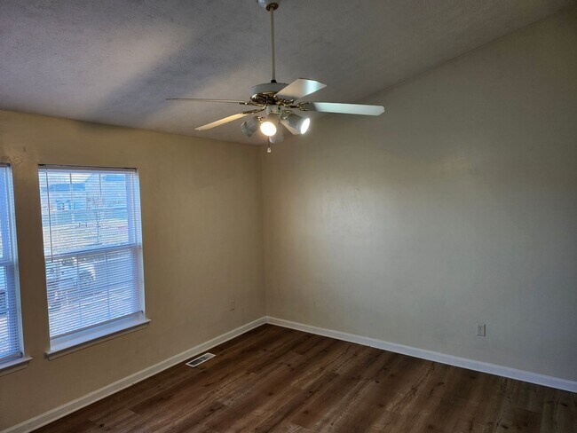 Building Photo - For Rent: Harrisonburg 3 BR, 2.5 Bath Townhouse