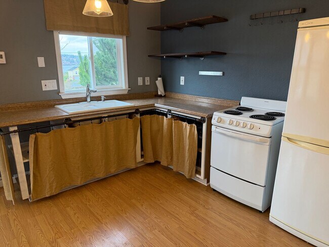 Building Photo - Rare Find with Main House and Fully Equipped ADU!