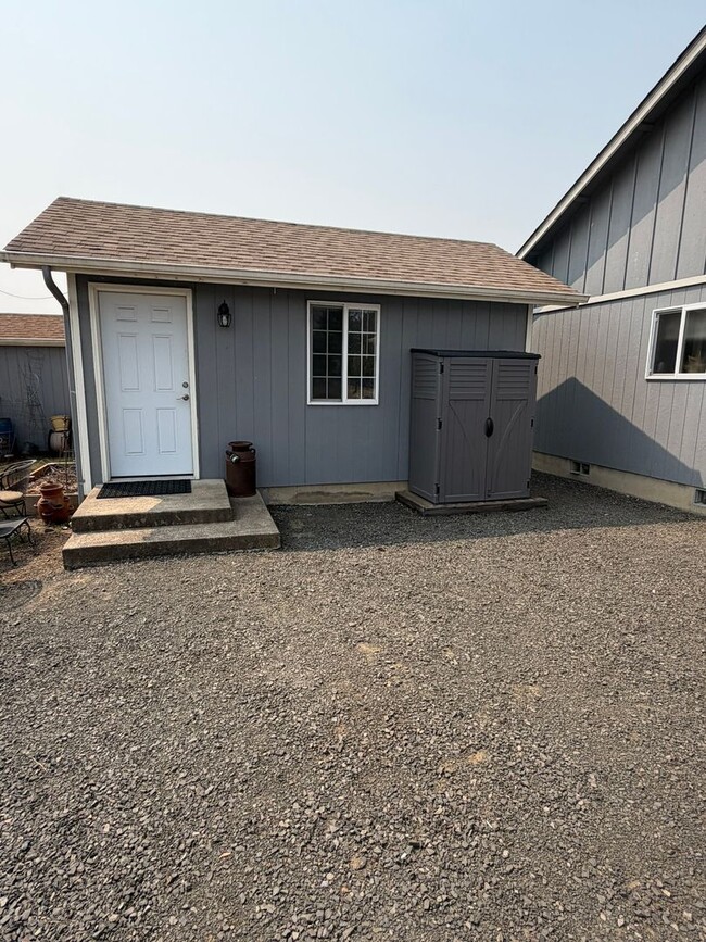 Building Photo - 1228 Cascade Dr