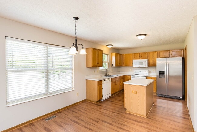Building Photo - 1032 Pebble Brook Dr