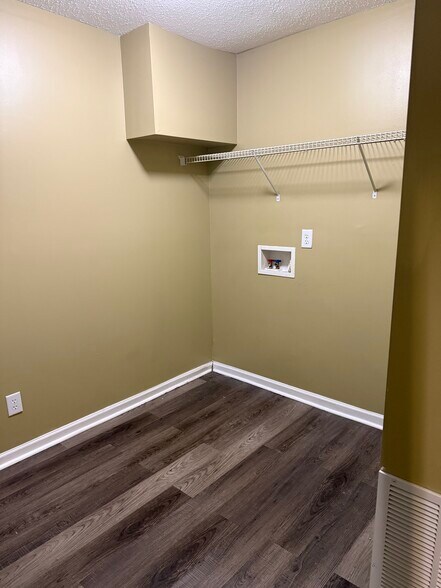 Building Photo - 1914 Ray Alexander Dr