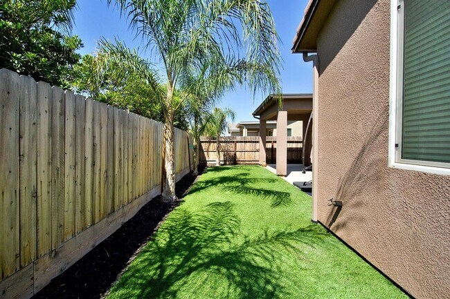 Building Photo - Beautiful 3/2.5 near Clovis East High School