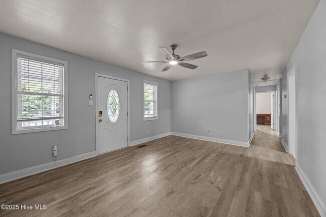 Building Photo - 613 Maple St
