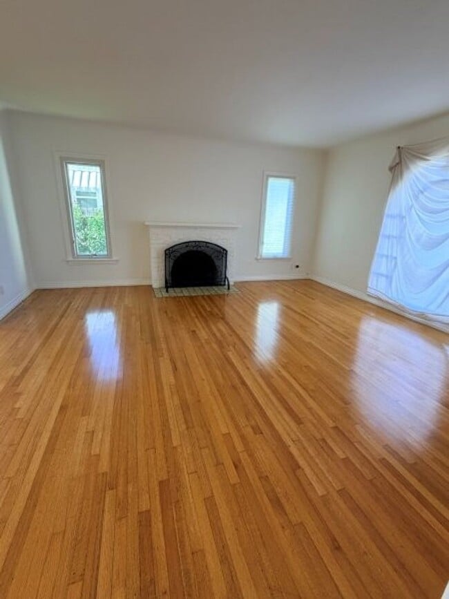 Building Photo - Pico-Robertson / Beverlywood 2 beds + 1.5 baths Spanish house PLUS Studio ADU  | Pool+Jacuzzi & e...